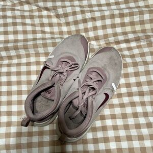 Nike Women's lavender Sneakers